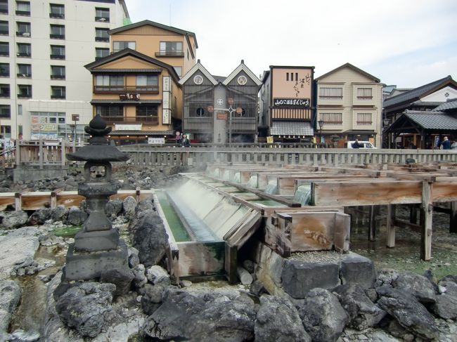 私は、若い頃は温泉があまり好きではありませんでした。今でも烏の行水に近いのですが、何を好き好んで赤の他人と一緒に風呂に入るのか理解出来ませんでした。仕事柄、集団生活が必要な時があり、クタクタになってから同僚と一緒に風呂に入るのは余計気疲れして嫌だったものです。<br /> 結婚して、連れが温泉好きで日帰り温泉を含めて付き合うようになり、一人の鉄旅でも、4トラを見ていて次の機会もないのではという思いから、旅先で風呂に入るようになりました。これが高じて、有名温泉に入ってみようとなったわけです。<br /> 前作「2017 有名温泉に行ってみたい!! 伊香保と草津に行くたび① その前に新勝寺に参ります 夜は根津で一杯。(中目黒駅でちっちゃい幸せを見つけました。)」はこちらです。<br />https://4travel.jp/travelogue/11322457<br />第2巻「2017 有名温泉に行ってみたい!! 伊香保と草津に行くたび② その前に榛名神社に参ります。」<br />https://4travel.jp/travelogue/11322590<br />