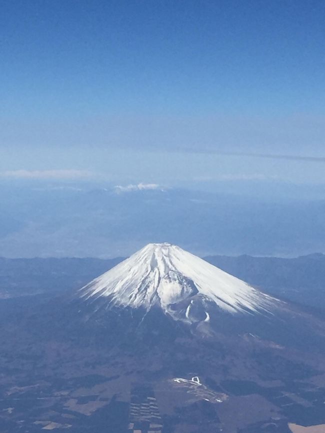 家内と娘が一日時間が空きましたのでＡＮＡの新鋭機エアバス<br /><br />Ａ３２１に乗って幸いにも快晴の富士山を眺めながら<br /><br />徳島市の阿波おどりのモニュメントを観光して東京に戻る<br /><br />日帰り旅行をしました。徳島市は見どころ満載の市で有名です。<br /><br />お友達間で流行っている地方のおいしい食べ物、小観光を飛行機で<br /><br />日帰り旅行です。先回は庄内空港（おいしい空港）への飛行機で<br /><br />日帰り地方旅行に味をしめたばかりです。<br /><br />＊冠雪で美しい富士山。