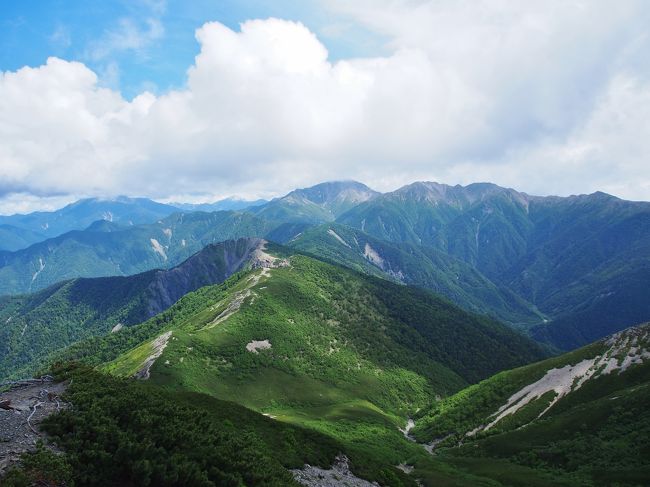 塩見岳から三峰岳、未踏の稜線で踏破すれば私の赤線が尾白川から沼平まで、南アルプス一気通貫します。<br />去年チャレンジしたのですが雨で心が折れ、塩見岳で撤退、一年越しの再チャレンジです。<br /><br />去年と違い、今年は残雪期にノートレースの塩見岳踏んだため、厳しい山と思う反面、私にとって甲斐駒と同じように思い入れのある山になりました。<br />初日に熊ノ平までたどり着けたら楽だなと考えましたが、不安半分であるため2時スタート…迷ったら早出のマイルールを守り、積雪期の黒戸日帰り並の気合いを入れて臨みました。<br />行程の半分近くは雨、ガスに見舞われました。<br />シーズン中の南アルプス縦走には雨がつきものだと割り切っていたので、逆に仙塩尾根越しの間ノ岳、農鳥岳、同じく塩見岳を拝むことができ、満足です。<br />間ノ岳がどでかいとは前から思ってましたが、今回初めて農鳥の堂々とした山容に惚れ込みました。<br /><br />今回の縦走の収穫は一日歩けば南アルプスかなり奥深くまで食い込めると確信を持てたことです。<br />去年は鳥倉から荒川中岳歩け、そして今回鳥倉から熊ノ平。