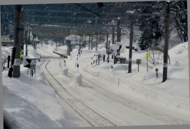 JR束駅貼りのポスターに感化され、ついに雪の東北に行ってきました。<br />大人の休日倶楽部パスを利用して行くつもりでしたが、あいにく1/18からの適用・・・<br />仕方なくえきねっと特典や乗車券分割購入を駆使して所定料金よりも8310円のコストダウンに成功！<br />乳頭温泉の鶴の湯別館山の宿、銀山温泉の昭和館と回り温泉三昧してきました。<br /><br />【冬のごほうび　行ったぜ東北！！】<br /><br />*カバー写真は雪の奥羽本線及位駅