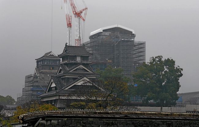 昨年11月に震災後初めて熊本城を訪れたが，その後の1年でどのくらい復興しているかを見に行った．あいにくの雨，霧も出ている．去年と同じように一周した．結論から言えばあまり復興していなかった．民生の復興のほうが優先されるのだろう．大小天守と重文の十八間櫓は修復が開始されていた．また昨年崩壊寸前だった飯田丸五階櫓は工事に入っていたが，未申櫓，西大手櫓門　元太鼓櫓，戌亥櫓は手付かず，これらは復元の建物だからか．これはやはり長期間覚悟しないといけないねとおもった．そのあと霧でよく見えないが市役所の展望台からも見た．やはり大天守と飯田丸の工事が目立つ<br />1100発NH644便で帰京した．<br />前回の訪問記は<br />2016.11熊本出張旅行3-昼間の熊本城2　二の丸公園　城見櫓，市役所からの眺め　和食仲むらで昼食　帰京<br />https://4travel.jp/travelogue/11196226