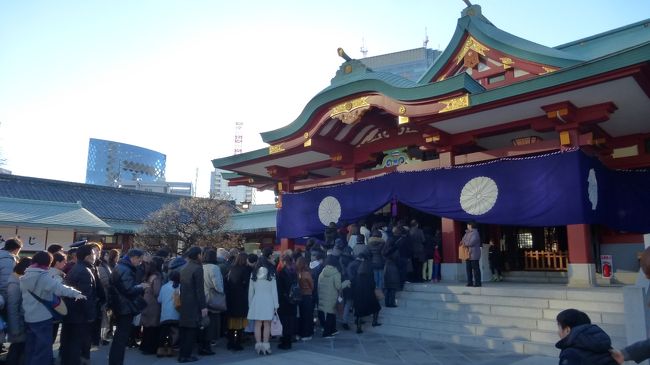 当初は旅行の予定ではなく、前々から東京での転職を考えていた為、会社説明会参加や面接の予定を入れる為にこの日程で予定を入れ、旅作で予約しました。<br /><br />しかし、転職時期を５月以降の時期未定に先延ばしした為、今回の会社説明会参加や面接を取りやめたので、久し振りに東京の街歩きに変更して行く事にしたのです。<br /><br />今回は、キャンセル料金が掛かる前にキャンセルする事も出来たのですが、福岡発の旅作利用の東京１泊２日で、多分今までの最安値で予約出来た為、最終的にはキャンセルせずに行く事にしたのです。<br /><br /><br />今回の日程・行程は下記の通りです。<br /><br /><br />１月１４日（日）<br /><br />福岡　９：２５－ＡＮＡ２４６－羽田　１１：００（Ｂ７６７－３００）<br /><br />※上記便欠航の為、下記便に振り替え。<br /><br />福岡　９：００－ＡＮＡ２４４－羽田　１０：３５（Ｂ７７７－２００）<br /><br /><br />都市センターホテル　ダブルルーム　泊　<br /><br />※フロントで追加料金を払って、ツインルームに変更。<br /><br />※ＡＮＡマイル　２，０００マイル付きプラン<br /><br />都市センターホテル公式HP<br /><br />https://www.rihga.co.jp/toshicenter/<br /><br /><br />１月１５日（月）<br /><br />羽田　１７：００－ＡＮＡ２６５－福岡　１９：００（Ｂ７８７－８）<br /><br />※シップチェンジで、国際線用機材（Ｂ７８７－９）に変更。<br /><br />※ラッキーな事に、ANA BUSINESS STAGGEREDシートに座る事が出来ました。<br /><br />ANA BUSINESS STAGGEREDシート（Ｂ７８７－９）サイト<br /><br />https://www.ana.co.jp/ja/jp/serviceinfo/international/inflight/guide/seat/c-787_9_business_staggered.html<br /><br />上記内容の１人利用で、旅作のパックツアー料金は、２７，８００円でした。<br /><br />ANA旅作サイト：https://www.ana.co.jp/domtour/<br /><br /><br />日枝神社本殿（拝殿）行列の為、末社〔山王稲荷神社・猿田彦神社〕に参拝した時の様子です<br /><br />日枝神社公式サイト：http://www.hiejinja.net/<br /><br />関連サイト<br />http://jin-power.com/modules/todoufuken/index.php?content_id=14<br /><br /><br />