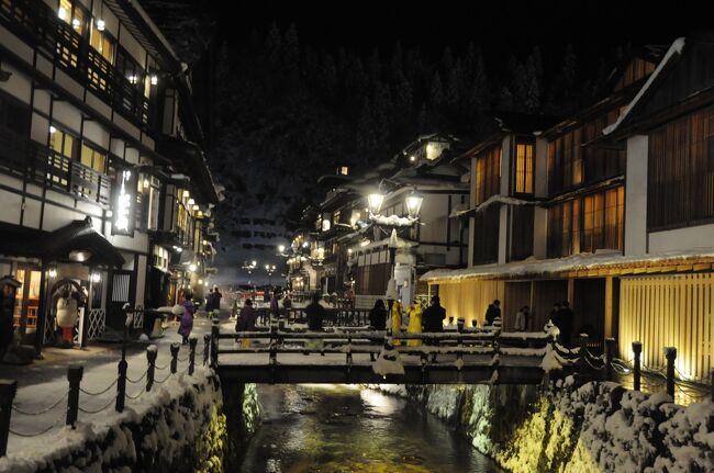 JR東日本の駅のポスターで雪景色の温泉街が目を惹く「銀山温泉」。旅館の予約状況をみてみるとずっと満室でしたが、1週間前になってキャンセルがあったのか空室を発見。慌てて予約をしていってきました。<br />思っていた通りの景色を目の当たりにし感動しました。<br />帰りは開山忌をやっていた山寺に雪の中登ってきました。天気も良く景色も最高でした。<br /><br />今回はJR東日本の週末パスを使い、往路は足湯のある「とれいゆつばさ」を利用しました。<br /><br />2018.1.13 SAT <br />上野--つばさ--福島--とれいゆつばさ--大石田--はながさバス--銀山温泉<br />瀧見館泊<br /><br />2018.1.14 SUN<br />銀山温泉--大石田--山形--快速--山寺<br />山寺観光<br />山寺--仙台<br />牛タン司<br />仙台--こまち--大宮