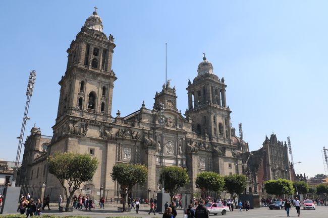 メキシコでの赴任もあとわずか、いつでも行けるだろうと思い行かずにいたメキシコシティ、ティオティワカンを旅行しました。<br />ちょうど3月20日の春分の日(エキノクシオ)の近く19日に行った為、多くの観光客がいました。<br />この日は、ピラミッドの真上を太陽が通る日で、その日の太陽エネルギーの恩恵を得るため、メキシコ人が殺到するそう。<br />大混雑にはあいましたが、中々経験できるものでないので楽しめました。