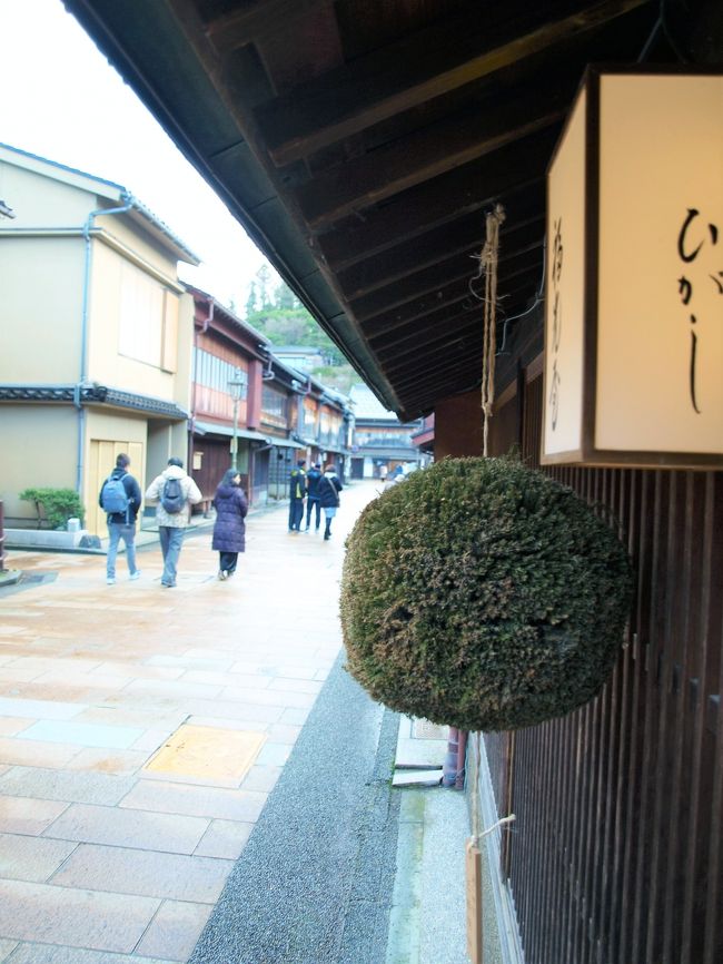 今年も残りわずか、久しぶりに金沢のさんぽに出かけました。例年より早かった雪でしたが、出発の日は幸いに天候にも恵まれ、北陸道も気持ちよく走れました。<br /> 予定通り金沢東interを降り、最初にひがし茶屋街に向かい駐車場に停めました。週末のせいか多くの観光客の人が散策していました。散策後近江町市場に向かいお昼をいただき、兼六園や金沢城公園を散策、宿のある片町に向かいました。宿のチェックイン後、近くの香林坊界隈を散策、ホテル近くのレストランで夕食。<br /> 二日目も天候に恵まれ、ホテルで朝食後さんぽに出かけ、長町武家屋敷界隈を散策、ホテルに戻りチェックアウト、車で近くの金沢21世紀美術館に向かい、ゆっくりと時間をかけて楽しみ帰路につきました。