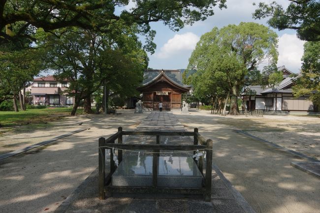 福岡旅行に行ってきました。<br /><br />有効期限間近のANAコインを使い切ろうと思い、<br />九州でまだ行ったことがない福岡に行ってみようと計画。<br />有名な屋台とか、北九州の門司港とか、一度見てみたくてね。<br /><br />さあ、福岡を楽しむぞ！　・・・といきたいところだけど、<br />香港旅行からたったの二週間しか経ってないから、<br />精神的にも旅成分は十分満たされていたし、<br />面倒臭いなあ・・・なんて思ったのも正直なところ。<br /><br />はたして、面白い何かに巡り合えるだろうか・・・