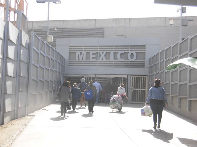 サンディエゴから入国時、パスポートチェックは無し。ティファナでは米ドルも通じるので、メキシコペソへの両替は不要。英語も全く問題なく通じるが、スペイン語の方が強度が高い。