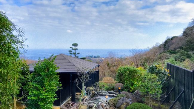 温泉は寒い内に(暑がりなので)…というわけで今年二回目の温泉旅館へ。<br />海が見える露天風呂付の部屋が良いなあということで、いくつか候補を絞って最終的に決めたのがこちら。<br />庭園露天風呂付の部屋は暁と煌の二つ。<br />大きな違いは、<br />・内装（暁…数寄屋造り、煌…モダン和風）<br />・デッキの露天風呂（暁…御影石の四角い露天風呂、煌…信楽焼の丸い露天風呂）<br />ですかね。<br />庭の広さは暁の方が広いけど、お風呂に行きやすいのは煌。<br />煌は一番山寄り。デッキからの眺望の良さは庭園が無い部屋の方が良さそうですね。<br />とりあえず今回は暁をリクエスト。予約したのが11月末だったこともあり、予約した日に「暁をご用意させて頂きます」との回答がありました。<br /><br />良い所でしたよ( ^ω^ )<br />1回しか泊まっていないのにこんなことを言うのもあれですが、なんというか安定感があるというか。<br /><br />2012年9月6日開業<br />5室<br />（2005年7月2日に開業した「はな緒の安」という旅館が閉業した後、経営者が変わり内装等をリニューアルしてオープンしたのがこの伊東遊季亭 川奈別邸のようです。）<br />