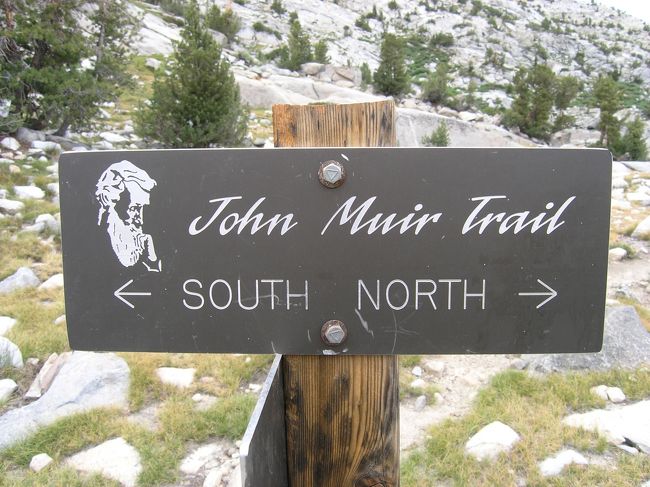 カリフォルニアにあるヨセミテ国立公園から、北米第二位の標高を持つMtホイットニーまでの340kmを縦断するジョン・ミューア・トレイル。<br />8年前の世界一周旅行の際に友人の勧めでヨセミテに立ち寄って以来、ずっと頭に焼き付いて忘れることが出来ないでいた僕は、13年間務めた会社に辞表を出し、背中に背負ったバックパックに持てるだけの荷物と食料、そして未来への夢を詰め込んで、再びかの地を目指したのだった。