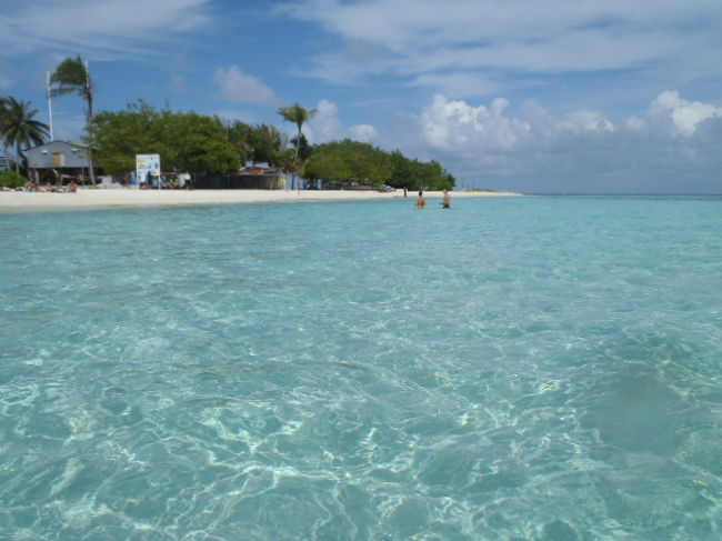 Gulhi島滞在２日目、<br />前日早朝にMaafushi島から移動して来てから、Gulhi島の綺麗なターコイズブルーの海を堪能して過ごしたが、ローカルアイランドのGulhi島は小さな島で,住民の数もMaafushi島からすると、随分と少ないようだ・・・<br />元々・海、以外に観光客が楽しめるようなものはない。<br />観光客向けのホテルが１軒とゲストハウスが４～５軒あるくらいです。<br />Gulhi島へはモルディブの綺麗なその海を楽しみにホッピングして来たので朝から日差しが柔らかいうちに、朝の散歩時に確保していた、サンデッキチェアで日光浴しながら、暑くなってくればターコイズブルーの海でクールダウンして、1日中・ビーチライフ三昧で楽しみました。<br />私達は年齢の事も考慮して、ビーチでのんびりと過ごし、ウォータースポーツなどの、エクスカーションなどは利用しませんでしたが、若い人達は色々とウォータースポーツを楽しんでいました。<br />Gulhi島は海が大好きな人にはパラダイスかも？ですね~<br />ターコイズカラーの綺麗な海を見ているだけでも癒されました。<br /><br /><br />