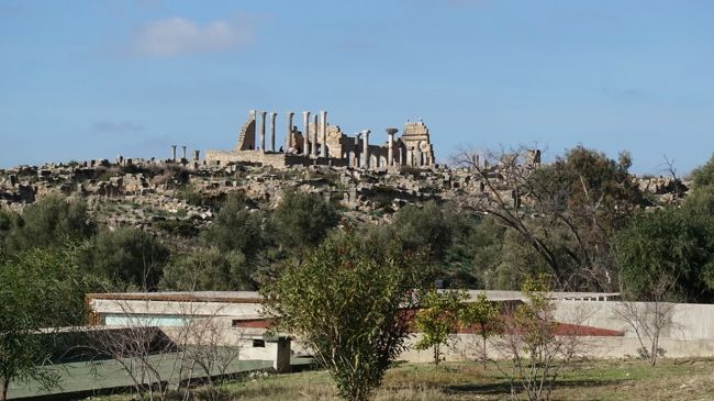 2018年のお正月はモロッコへ。<br /><br />その3は、ローマ帝国の南西端といってもよい、ヴォルビリス遺跡。紀元前から町があったそうです。最盛期には2万人も住んでいたのだとか。まだすべては発掘されていないそう。<br /><br />・オリーブと麦のふんだんな土地、ヴォルビリス<br />・オルフェイスの家、キャピトル、バシリカ、デザルターの家、ギリシャ青年の家など<br />・付属の博物館<br /><br />表紙写真は、ヴォルビリス遺跡遠景。
