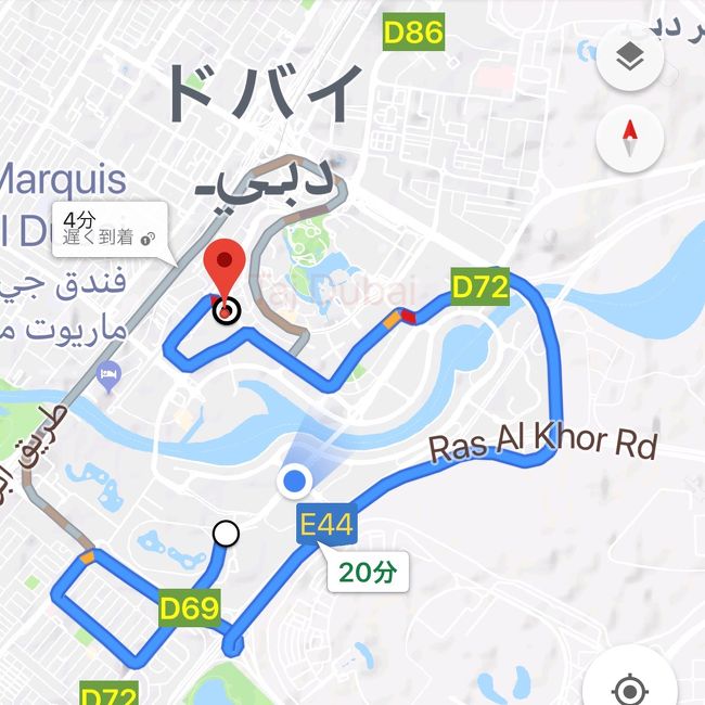 ドバイに行って驚いたことは、常にあちこちで道路工事が行われていて、同じ行き先でも毎日歩行(走行)ルートが変わってしまうこと。例えば、最寄りのメトロの駅からホテルまで歩いて帰るのに、毎日違うルートを通らざるを得ないという。<br /><br />だから、Googleマップで道順を調べて「ちょっと(20〜30分)歩けば着くから、タクシー乗らずに歩いていこう」って歩き始めると、トンデモないことになるんです。<br /><br />このマップ上に見えているルート、尋常じゃないでしょ?<br /><br />私たちは、Googleマップを頼りにショッピングモールからホテルに向かった際に、しばらく歩いて、もう目の前500メートル先ぐらい先にホテルが見えているのに、そこにあるはずの交差点が工事で封鎖されていたり、「ここを通れ」と案内されているルートが自動車専用の高速道路になっていたりとか、どうしても歩いてたどり着けず、結局タクシーを捕まえて、そびえ立つホテルを指さし「あのホテルまで」ってやったことがあります。<br /><br />Googleマップはちゃんと動きます。でも、安易に歩いてはいけない。車で移動の方が無難です。