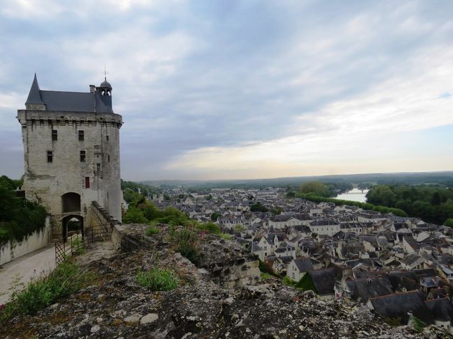 フランス中部、サントル-ヴァル・ド・ロワール地域圏のアンドル-エ-ロワール県の町であるシノンを訪れました。世界遺産「ロワールの渓谷」沿いに点在する古城のうちの一つであるシノン城の眼下に広がる町です。<br />★ロワールの古城の中でも最も古いとされるシノン城で歴史を感じる。<br />★中世が色濃く残る美しい街歩きと、ラブレーが愛した名産のワインを満喫。<br /><br />[いただいた郷土料理/ご当地グルメ]<br />◎シノンの赤ワイン<br />◎クロワッサン