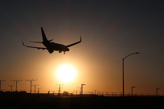 航空会社のステータスを取得、維持するためにはたくさん飛行機に乗らなきゃいけない。<br />でも、そのためだけに飛行機には乗りたくない。いわゆる「修行」ってやつはやらない主義なのです。<br />ところが・・・<br />ANAのホームページで激安の航空券を見つけてしまった。<br />USA発券ではあるけれど、アメリカ往復とクアラルンプール往復がついてなんと4.9万円。<br />マイルが貯まることも考えれば、実質3万円くらいです。<br />これなら、<br />「ただヒコーキ乗るだけでもいいんじゃない？」<br />ということで、土日でクアラルンプールとロサンゼルスを往復。<br />さらにL.A.から帰国後にクアラルンプールをもう1往復。<br />総飛行距離3.9万キロ。フライト50時間というハチャメチャな旅程を組んでみました。<br /><br />さすがにキツかったけど、2018年最初のインボラアップも当たったり、<br />初めての羽田乗り換えだったり、ヒコーキ乗りとしては面白い旅になったかな。<br /><br />この旅行記は日帰りロサンゼルスの記録です。<br />空港から徒歩で行ける穴場スポットを訪れてみました。<br /><br /><br />＜基本情報＞<br /><br />■航空券　※今回は（13）＋（18）<br /><br />・ＡＮＡ（48,580円）<br />　（10）NH105 11/23 K ロサンゼルス(00:05)⇒羽田(05:25)<br />　（11）NH885 11/25 K 羽田(00:05)⇒クアラルンプール(06:45)<br />　（12）NH886 01/20 K クアラルンプール(14:15)⇒羽田(22:05)<br />　（13）NH106 01/20 K 羽田(22:55)⇒ロサンゼルス(15:50)<br /><br />・ＡＮＡ（47,990円）<br />　（14）NH886 11/26 W クアラルンプール(14:15)⇒羽田(22:05)<br />　（15）NH019 12/09 B 羽田(10:00)⇒伊丹(11:10)<br />　（16）NH040 12/10 B 伊丹(20:20)⇒羽田(21:35)<br />　（17）NH885 01/20 S 羽田(00:05)⇒クアラルンプール(06:45)<br /><br />・ＡＮＡ（66,480円）<br />　（18）NH105 01/21 K ロサンゼルス(00:05)⇒羽田(05:25)<br />　（19）NH885 01/23 K 羽田(00:05)⇒クアラルンプール(06:45)<br />　（20）NH886 01/23 K クアラルンプール(14:15)⇒羽田(22:05)<br />　（21）NH106 03/03 K 羽田(10:20)⇒ニューヨーク(09:00)<br /><br /><br />■通貨レート<br />　・カードショッピング　1リンギッド＝28.3円<br />　・カードショッピング　1USD＝113.0円