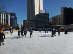 ソウル市庁前の野外アイススケート場