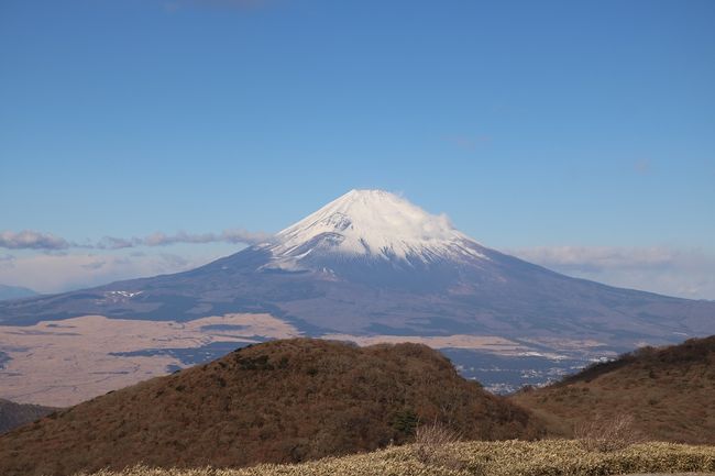 4トラ仲間のツーリスト今中さんに前々から冬の箱根はお奨めだよと言われていて、今回nimameさんと一緒に箱根か伊豆を旅するけど一緒にいかがと誘われて、即OKと厚かましくもお二人に同行させていただきました。<br /><br />ツーリスト今中さんの旅行記は<br />https://4travel.jp/travelogue/11324257<br /><br /><br />10日　曽我兄弟の墓のバス亭で降り、遊歩道を歩き、精進池、お玉ヶ池、箱根旧街道の方へと進み、甘酒茶屋へ<br />甘酒茶屋で甘酒をいただき、バスに乗って箱根町港へ、そこから杉並木を通って箱根神社入り口近くで箱根園への無料バスに乗って今日のお宿の龍宮殿へ<br />1日目の旅行記は<br />https://4travel.jp/travelogue/11323064<br />nimameさんの１日目の旅行記は<br />https://4travel.jp/travelogue/11321936<br /><br /><br />11日　龍宮殿近くの箱根園からロープウェーで駒ヶ岳頂上へ<br />芦ノ湖遊覧船にて湖尻へ桃源台まで歩いてロープウェーに乗ろうとしたけれど、残念。運航中止中、湖尻に戻りバスにて大涌谷へ、大涌谷からバスで早雲山、早雲山からケーブルに乗り公園上へ、箱根美術館前まで歩いてバスに乗りポーラ美術館へ、ランチをして、しっかりじっくり絵画を堪能して、バスで強羅へ行き箱根登山鉄道に乗り換え宮ノ下へ<br />宮ノ下では富士屋ホテルをざっと見学させていただいて、バスで箱根湯本温泉へ　タクシーにてその日のホテル　マイユクール祥月へ<br />この旅行記は2日目でここまで<br />nimameさんの２日目の旅行記は<br />https://4travel.jp/travelogue/11322034<br /><br />12日　朝御飯を済ませて、今中さんと別れ、nimameさんと歩いて箱根湯本駅へ。登山電車に乗りスイッチバックを体験して強羅へ、バスに乗り箱根ラリック美術館へ　オリエント急行にも乗って、じっくりゆっくり見学<br />し　仙石案内所前で小田原行きのバスに乗り込みました。小田原でnimameさんと別れお土産を少々買い、新幹線に乗って帰途につきました。<br />nimameさんの３日目の旅行記は<br />https://4travel.jp/travelogue/11322637