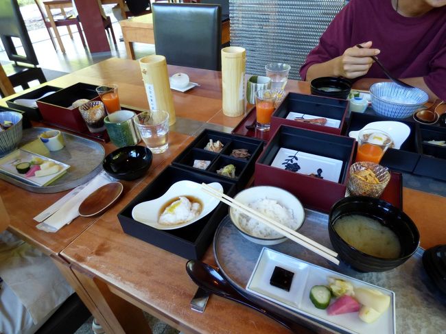 エクシブ京都八瀬離宮にはバイキング以外に、和食・洋食・中華・イタリアンと多彩なレストランが揃います。<br /><br />しかしながら残念なことに、朝食はバイキング以外は和食のみの営業で、中華はおろかアメリカンブレックファーストすらありません。<br /><br />なので選択の余地はなく、日本料理 華暦の朝食を頂きます。<br />