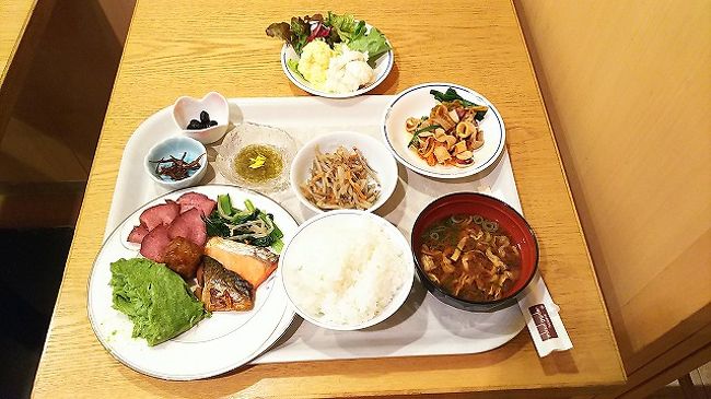 2018大阪出張<br />東京は大雪予報でしたが夜明け前に 遅れることなく羽田へ<br />1泊2日の大阪出張 いつものホテル+Airのパック<br />とりあえず大阪へ移動 オフィスへ移動して会議<br />バンメシは 同僚・取引先で 鳥貴族で安上りに。<br />ホテルは いつもの三井ガーデン。 夜中に ちょっと寒さを感じました<br />TVでは東京の大雪Newsが。 気にせず就寝し アサメシ<br />今回は韓国からの旅行者が 席をとったまま 話し込んでました。<br />火曜日も打ち合わせをして伊丹へ 到着便遅延で10分遅延の見込み。<br />でもね 羽田到着時には30分遅れてました<br />KQも人身事故の影響で遅延 自宅にたどり着く頃は 疲労困憊。<br />ツルツルの道に足をとられながら やっと帰宅。 疲れた。。