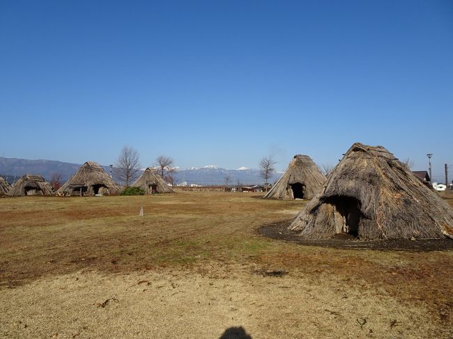 東京に行く途中、伊豆半島で富士山展望のトレッキングをするか、それとも信州で北アルプスの展望スポットを巡るか迷いましたが、天気予報を検討したところ、どちらも予報は晴れですが信州の方が天気が良さそうに思えたので、中央線沿線の塩尻と岡谷の展望スポットを巡ってみました。結果的には読みは当たり！富士山周辺は雲が多い天気でしたが、北アルプスは綺麗に見えました♪<br /><br />＜行程＞<br />→塩尻8:57（JR中央線）<br />塩尻駅～平出遺跡～栄町バス停（徒歩）<br />栄町9:40→御野立口10:06（塩尻市地域振興バス/みどり湖・東山線）<br />御野立口～塩嶺御野立公園～やまびこ公園～岡谷駅（徒歩）<br />岡谷12:16→新宿14:41（JR中央線）