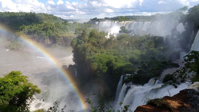 アルゼンチンとブラジル、両方から見に行きました。ものすごい水量、滝が連なるダイナミックスな自然、とても良かったです。<br />1日目はアルゼンチン側。施設内も広いので歩いて見て回るのに結構時間がかかりました。<br />2日目はブラジルビザを受け取り、ブラジル側へ。<br />3日目は大雨のためホテル。<br />ブラジルのビザが高かったのでブラジル側も行くか迷いましたが、見に行って良かった！！<br />同じイグアスの滝でも見方が違うので、両方見るのがいいと思います。<br /><br />ブラジルのビザは、事前にオンライン申請をし、Puerto Iguazuの領事館で手続きをしました。<br />事前準備は、オンライン申請の用紙と銀行の残高証明を印刷し、申請料金（現金）、写真を準備して行ったので、手続きはすぐに完了。翌日の午前中に受け取り、そのままブラジル側へ行きました。<br /><br />プエルトイグアス→ブラジル側に行く際、バス会社に注意。<br />私たちは、Crusero del norteというバスに乗ったのですが（1時間に1本）乗客のパスポートコントロールで手続き時間もそのままバスが待っているので、便利でした。40ペソ（往復で購入した）。<br />たまたま同じ時間ぐらいに出発したバスRio Urguay（こちらの方が乗車代が安く23ペソ）に同じホテルに泊まった韓国人の女の子たちが乗りました。しかし、バスは待たずに行ったので、次のバスが来るまで待たないといけなかった。私たちのバスに乗れるかドライバーに聞いたのですが、ダメだと言っていました。なので、Crusero del norteのバスを選ぶ方がいいです。<br />