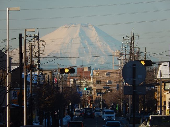 1月26日、午前7時半頃に久しぶりに上福岡駅から美しい富士山が見られました。 とても寒い日で乾燥しておりくっきりした富士山が見られました。<br /><br /><br /><br /><br />*写真は上福岡駅から見られた富士山
