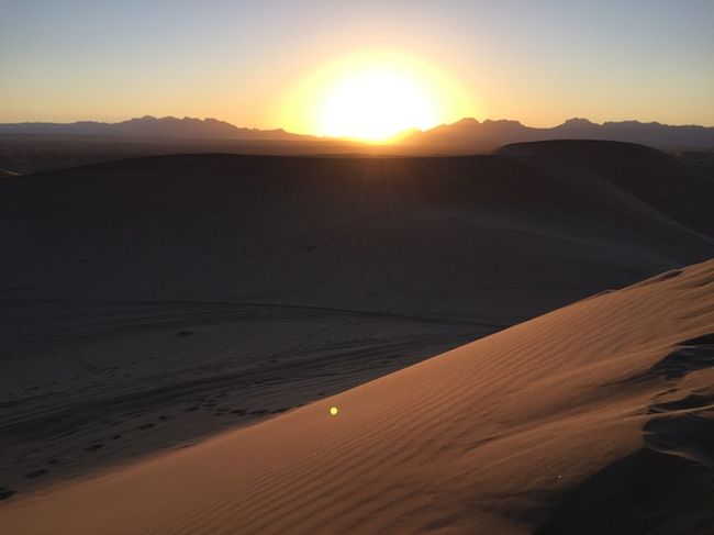 イランの砂漠シリーズ、その４<br /><br />年末旅行で、ヤズドから３０分で行けるバーラン砂漠を訪れ、これで１７年の砂漠おさめ．．．のつもりだったけど、街中の旅行会社で聞いた１泊の砂漠ツアーがどうしても気になる。<br />毒を食らわば皿までも、いやそれはちょっと違うけど、行かないと結局また来てしまいそうというか、また来るのは構わないけど、情勢が悪化して再訪できないとなったら、ものすごーーーーく後悔しそうなので、決行することにした。<br />中東好きなら身に染みている鉄則<br />「行けるときに行っておけ」<br /><br /><br />ヴァルザネについては、こちら<br />http://4travel.jp/travelogue/11209042<br /><br />マランジャブについては、こちら<br />https://4travel.jp/travelogue/11226567<br /><br />バーランについては、こちら<br />https://4travel.jp/travelogue/11321496<br /><br />イランの味　<br />http://4travel.jp/travelogue/10240836<br /><br />イランの味　スイーツ・ドリンク<br />http://4travel.jp/travelogue/11226427<br />