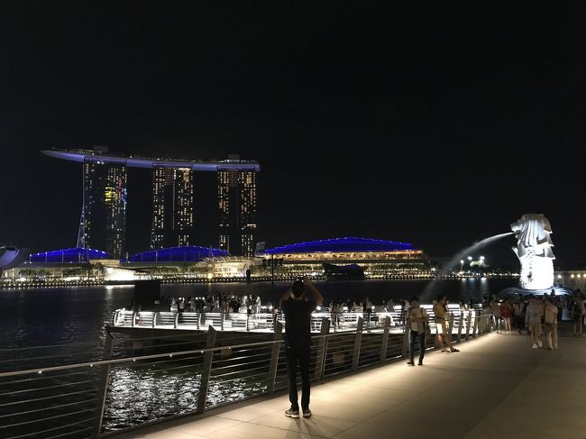 “JUMBO“でチリクラブを満喫した後は、宿泊先の”Marina Mandarin”まで街歩き！<br /><br />途中、”The Fullerton Bay Hotel Singapore”に寄り道。
