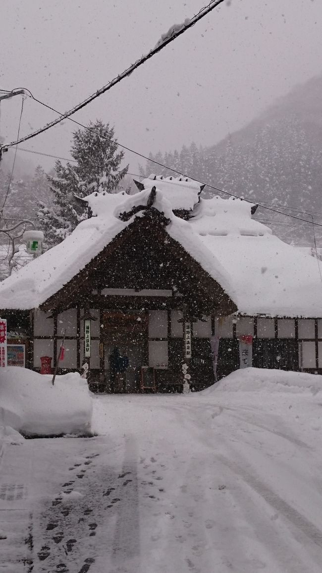 1月27日から28日福島県の湯野上温泉に行って来ました。<br />22日に降った雪が我が町も残っており決して珍しいものではないのですが､桁違いに積もっていました。<br />この度お世話になったお宿は「湯季の郷 紫泉」さんです。<br />この4トラベルはじめ幾つかのサイトで､民宿であるにも拘わらず旅館級でその評価も軒並み高いことで大変楽しみでした。<br />期待を裏切らない「紫泉」さん､最高でした。<br />湯野上温泉と言えば大内宿､定番ですよね。<br />丁度2年前にも湯野上温泉と大内宿は訪れているのですが､景観が全然違ってビックリしました。<br />前回は極端に雪が少ないとのことでしたが､今回が本来のこの時期の下郷なんでしょう。<br />「紫泉」さん他､親切に道案内をしていただいたお母さん､湯ノ上タクシーの乗務員さん､大内宿の三澤屋さん(おそば屋さんと酒屋さん)､湯野上温泉駅の従業員さん。<br />皆さんから大好きな会津のやさしい気持ちをいただきました。<br />このブログに感謝の意を込め振り返させていただきます。<br />激寒のなかでも温かい会津のぬくもり。<br />今回宿泊した宿：湯野上温泉「湯季の郷 紫泉」<br />今回出掛けた先：大内宿<br />通算30回目の旅行です。<br /><br />