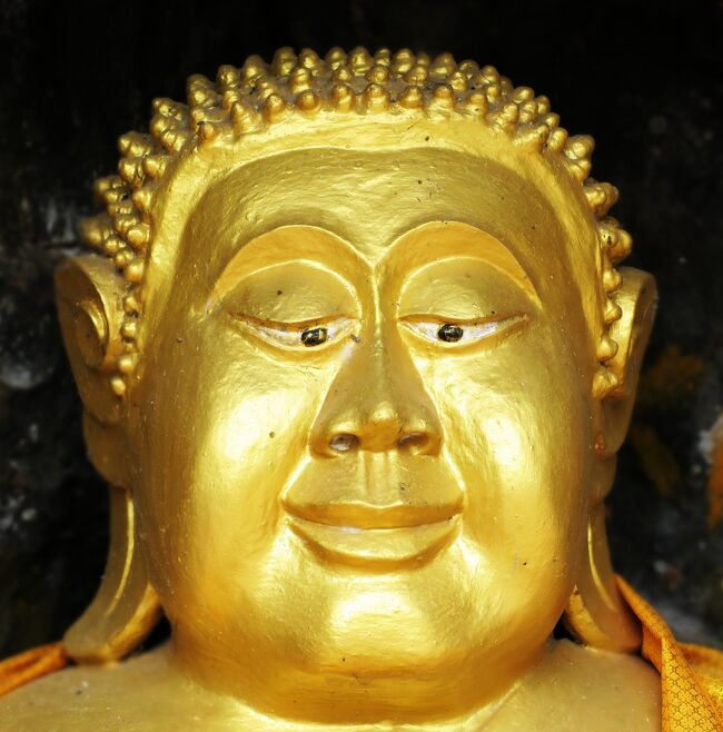 この元若乃花みたいな仏様は<br />以前は誰もが驚くほどの超々イケメンだったそうです。<br />よって、もてすぎてもてすぎて困り果てた。<br />言い寄る女性たちが起こす争いの数々に途方に暮れてしまひます。<br />そこでついに決心し。<br />お釈迦様にお願いに参りました。<br />「これ以上の争いは耐えられません。<br />どうかどうか自分の顔を金輪際もてない顔にしてください。」<br /><br />★Laos メコンの宝石 <br />ビエンチャンと世界遺産ルアンパバンあわせて20編のサイトマップ<br />https://4travel.jp/travelogue/11323050<br /><br /><br />