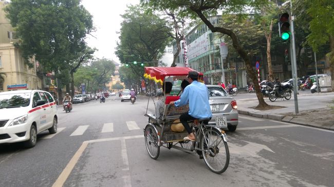 今年も家族そろって、海外旅行に行くことにしました。<br />今回は、インドシナ３カ国周遊にトライしてみました。<br />当初は、ランカウィ島＆リペ島に行こうと思ってプランを練っていましたが、予定を変更し前から行きたかったルアンパバーン＆アンコールワットとハノイに行くことにしました。<br />誰かの旅行の参考になれば幸いです。<br />８日目はルアンパバーンからハノイに移動し、街をのんびりと散策予定です。家族そろっての二度目のハノイ、自由気ままなのんびり旅行ですので、ゆったりと過ごそうと思います。