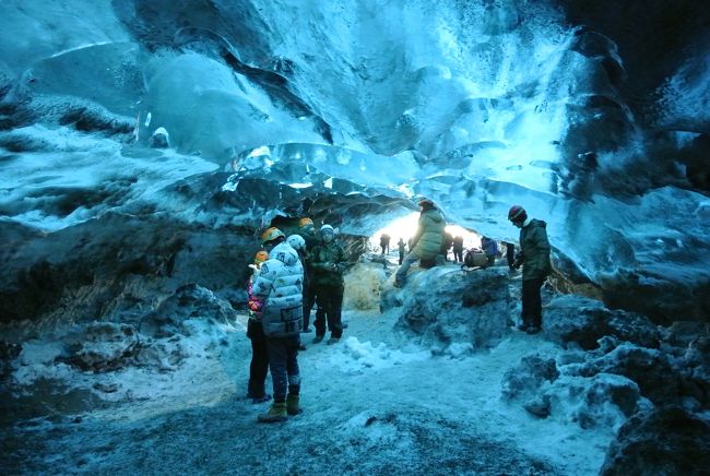 旅の２日目から３日目にかけて、これからアイスランドの島の南西部ゴールデンサークルから、リングロードと呼ばれる国道１号線を使って、ヨーロッパの一大氷河エリアがある島の南東部へ向かいます。<br /><br /><br />実はここアイスランドで最初で最大の目的があってですね、とにかく移動♪♪<br />私、長い運転は嫌いじゃないので、持ってきたCD聞きながら凍った道路を往きます(^3^)<br /><br /><br />グトルフォスを出てから、リングロード沿いには「セリャラントスフォス」と「スコウガフォス」と言う、これまた神々しい滝を見つつ移動。<br />この２つもグトルフォスには負けるけど、アイスランドの自然の雄大さを感じられる美しい滝でした。<br /><br />アイスランドは人が住んでる場所がかなり片寄っていて、ほとんどの人口は首都レイキャビクに。<br />もともと国自体が32万人程度の人口で、レイキャビク以外ではほとんど街すら無い状態。<br />ちなみにレイキャビクは周辺を合わせて21万人が暮らしてます。<br />なんと国の２/３の人口がレイキャビク周辺に集中しているのです( ´ﾟдﾟ｀)ｴｰ！！<br />32万人というと、前橋市、郡山市、那覇市、秋田市程度しか国全体でいません。<br />(それでよくユーロ2016とか、2018W杯に出られるよね(~_~;)感心感心)<br /><br />とにかく街灯も無い片側一車線の１号線を行くと、ようやっとアイスランド最南端にヴィークと言う街へ到着♪ふぅ<br /><br />ヴィークは町というか村。<br />情報が無いんですが、1000人も居ない。<br />多分、500～600人の小さな村ですが、とにかく南には街がないので、ここで休憩♪♪<br />飲み物を買って、トイレを借りてリフレッシュ(*^o^)／<br /><br /><br />本日のお宿は「フォスホテルヌパー」。<br />周辺には何にもない一軒宿。<br />Google先生が居なかったら絶対に絶対に絶対に分からない宿(;^_^A<br />ここまで食事する場所も無かったもんだから、ホテルでなんとかアイスランドっぽい食事を頂きました♪♪<br />結構、美味しくて、ボリュームも満足の内容。<br />コスパは聞かないでくださいませ。<br />ここはアイスランド。<br />ハンパ無い(&gt;_&lt;)<br /><br />初日の昨日は疲れもあって、そんなにオーロラを探し求めてた訳ではありません。<br />しかし、２晩目の今日は周囲に明かりが何もない、オーロラ鑑賞に最適な立地。<br />結構長い時間空を眺めてたんですが、それっぽいものが全然見当たらない。<br />(第一、オーロラなんて見たこと無いからどれがどれだか分からないのが弱点)<br />(あぁ我がオーロラよ、いずこ( ´△｀)ちーん<br /><br /><br />そして３日目<br />さあさあさあさあ！！<br />今日がこの旅最大のハイライトヽ(*´∀｀*)ﾉ<br />知る人ぞ知るアイスランドの冬限定ツアー！！<br />スーパーブルーのアイスケイブ(ICE CAVE)へ行くのです♪♪♪♪♪♪♪♪♪♪<br />アイスランド南東部にあるヨーロッパ最大の氷河、ヴァトナヨークトル氷河に冬だけ入ることが出来る洞窟なのです。<br />そこはもう幻想的な色が煌めくスーパーブルー♪<br />自然の脅威なのでした(^-^*)<br /><br />さすがにここは自力で行くのは困難と判断し、前もってツアーを、予約しておりました。<br />ただレイキャビクから出発のツアーにするとめっちゃ高いので、ツアー会社の受付があるヨークルスアゥルロゥンまでは自力で来たわけなんです。レンタカーも借りてるしね(;^_^Aふぅ疲れた<br /><br />アイスランドでお世話になったのはguide to icelandという会社。<br />とっても良かったよ(^_^)v<br />https://guidetoiceland.is/ja<br />↑<br />とくに回し者ではありません<br /><br />結構お高いツアー料金でしたが、それを補って余りある感動を貰いました。<br />夏には体験出来ない、秋や春でもダメです。<br />冬限定の美しい、アイスランドの自然の芸術。<br />いかがでしょうか？