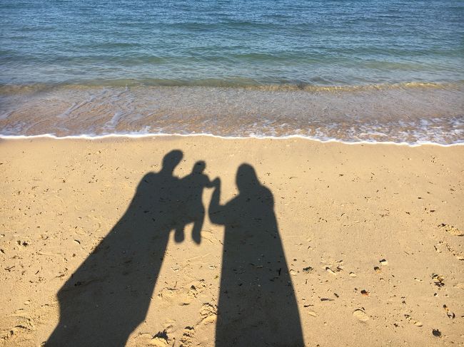 2泊3日。冬の沖縄。5カ月子連れ、はじめての飛行機旅行記。<br /><br />沖縄１日目です。<br />天気はあいにくの曇り空からの時折雨。<br />恩納のリゾートホテルに向かいがてら、グルメ巡りとスーパーでお土産購入。<br /><br />1日目　ジャッキーステーキ ⇒ オハコルテ <br />⇒ 普天間宮 ⇒ キングタコス ⇒ メキシコ <br />⇒ スーパー ⇒　カフーリゾートフチャクコンドホテル