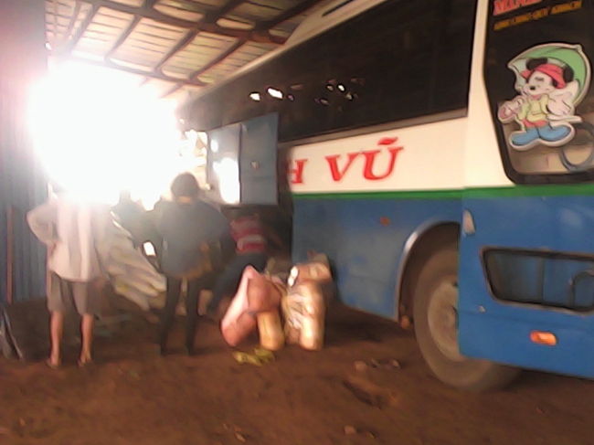 パクセー滞在。そしてラオスから、予定外のカンボジアを6時間で通過、ベトナムへ。カンボジア国境を越えたバスはラオスに逆戻り。密輸バス？ 乗客はラオスに密入国状態。。。なんじゃこりゃぁ(-_-)/どこへ行くぅぅぅ。。。