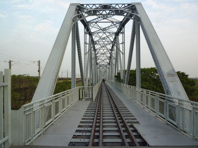 飯田豊二さんが架橋工事に携わった舊鐵橋天空歩道（高屏東旧鉄橋）を訪ねて 2018/01/26<br /><br />屏東で忘年会があるので、台鉄に乗って、潮州駅まで行きました。駅には、文さん夫婦が待っていてくれて、 忘年会が始まるまでは十分に時間があるので、車で三和瓦窯、湿地公園、高屏舊鐵橋を案内してくれました。<br />舊鐵橋天空歩道（高屏渓旧鉄橋）の架橋工事には、飯田豊二さんがに携わっていました。大正2年ころの話です。今回は時間の関係で見れませんでしたが、飯田豊二さんの紀念碑は台鉄九曲堂駅傍にあります。<br /><br />ここは、高雄のメイン観光スポットではありませんが、台鉄を利用すると、台鉄九曲堂駅から徒歩12分位ですので意外にアクセスは便利です。<br /><br />台鉄は意外に多くの本数がありますので、台鉄竹田駅にある竹田駅園と併せても台鉄を利用した、「先人たちの功績を訪ねる」一日旅もいいかもしれません。或いは、台鉄鳳山駅にある鳳山観光との組み合わせでもいいと思います。<br />