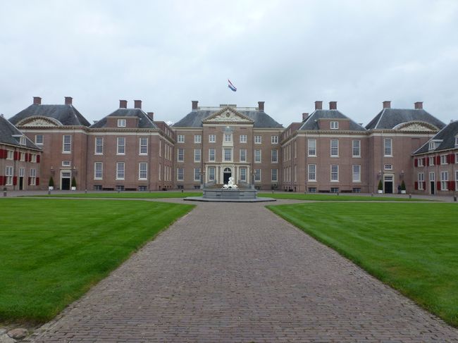 オランダ旅行記です。<br /><br />アムステルダムより列車で移動しました。<br /><br />オランダ王室とゆかりのある宮殿へ行きました。<br /><br /><br />