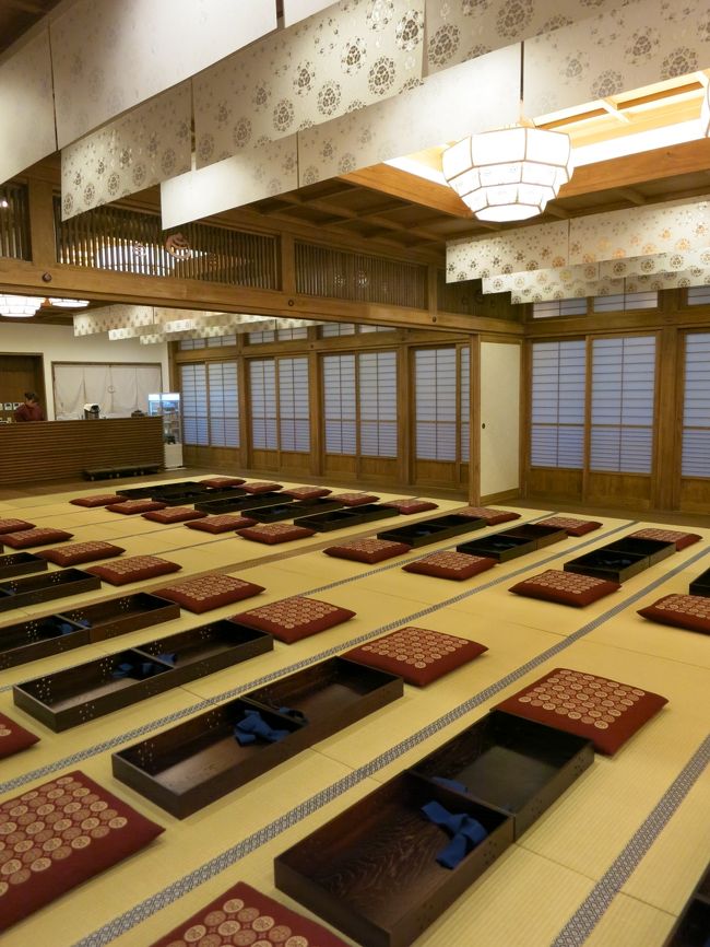 <br /><br />表紙写真は2017年12月26日にグランドオープンした道後温泉別館『飛鳥乃湯泉』の2階大広間。<br /> https://dogo.jp/onsen/asuka<br /><br /><br />2018年1月13日(土)~19日(金)6泊7日の鉄道&温泉旅をしてきました。<br />すっかり気に入ってしまった『ジャパンレールパス7日間』をフル活用し、<br /><br />横浜→伊東→(車移動)西伊豆(堂ヶ島温泉)→三島→新山口(湯田温泉)→松山(道後温泉)→和歌山→白浜→(バス移動)本宮(渡瀬温泉)→(バス移動)新宮→紀伊勝浦(勝浦温泉)→桑名→名古屋→小田原 と大移動!!<br /><br />まったく脈絡の無い旅に見えますが、<br /> 『前からずっと気になっていた温泉を巡る』<br /> がコンセプトです。<br /><br />15日(月)JR湯田温泉駅からJR山口線で新山口へ<br /> 新山口駅から岡山まで<br /> 岡山駅から特急しおかぜ(アンパンマン電車)で松山へ<br /> 伊予鉄に乗って道後温泉へ<br /> 『大和屋本店』に宿泊。<br /><br />16日(火)松山駅から特急しおかぜで岡山へ。<br /><br />松山は1泊では全く足りなかった~っ(泣)<br /> <br /><br /><br />