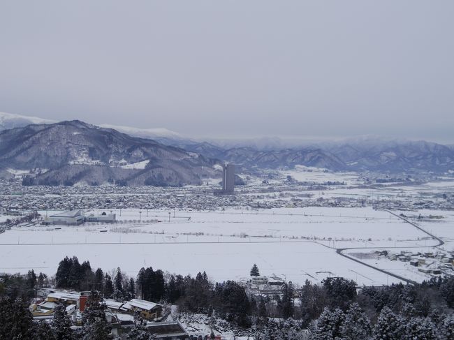 毎年恒例誕生日温泉旅行。今年は山形のかみのやま温泉を選択。雪があり、新幹線でアクセス楽々というのが決め手。温泉付きの部屋に泊まり、のんびり温泉三昧してきました。<br /><br />彩花亭 時代屋<br />http://saikatei-jidaiya.jp/