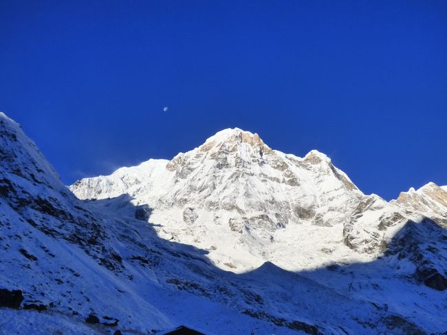 ご訪問大変ありがとうございます！<br />早朝のアンナプルナ・ベースキャンプの様子を紹介します。<br /><br />ブータン、中国、インド、ネパール、パキスタンの5つの国にまたがる、地球上で最も標高の高い地域であるヒマラヤ山脈。ヒマラヤ山脈に属している山の一つに、アンナプルナという山があります。アンナプルナの最高峰は8,091 mで、標高世界第10位。<br />アンナプルナベースキャンプの世界をどうぞ！！<br /><br />ルートは、12/31ナヤプル(1070m)をスタート→ヒーレ(1430m)ティルケドゥンガ(1480m)→ウレリ(1960m)→バンタニ(2210m)→1/1ゴレパニ(2860m)→プンヒル(3193m)→ゴレパニ(2860m)→タダパニ(2630m)→1/2ツイーレ(2855m)→チョムロン(2170m)→1/3シヌワ(2360m)→バンブー(2310m)→ドバン(2600m)→1/4デウラリ(3200m)→マチャプチャレベースキャンプ(3700m)→1/5アンナプルナベースキャンプ(4130m)。