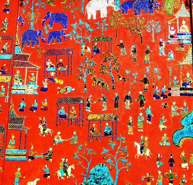 このお寺はルアンパバンを象徴する寺院だそうです。<br />1560年、セタティラート王によって建立されました。<br />一番うれしかったのは<br />撮影禁止だった国立博物館のモザイク壁画と同じようなものがここで見られ、写真を撮ることができたこと!<br /><br />題材が王家の肖像画とかではなくて人々の暮らしや出来事。<br />それにココロ惹かれまする。<br />これを描かせたセタティラート王とはどんな人物だったのでせう?<br /><br />★Laos メコンの宝石 <br />ビエンチャンと世界遺産ルアンパバンあわせて20編のサイトマップ<br />https://4travel.jp/travelogue/11323050
