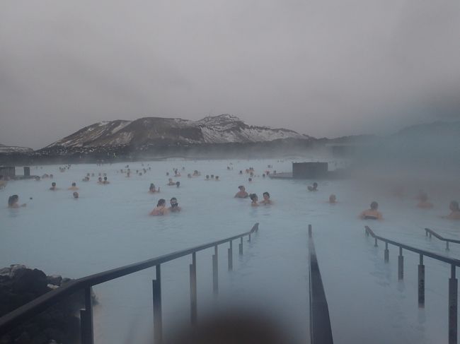 前から行ってみたいなぁ～と思っていたアイスランド。ロンドンまでＪＡＬ特典航空券でファーストが取れたので訪れてみました。北欧並みに物価が高いので、スパーディナーにコンビニランチと極貧生活のアイスランドとなりましたが宜しければしばらくお付き合いください。<br />アイスランドって寒くは無いよと話では知ってたけど、ホント、京都より暖かいんじゃ？　前半は恨みの雨が降り、オーロラなんて望めそうにもないし。