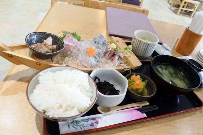 天気悪いな<br />3日オフの今日はなか日<br />午前中にちょっと小仕事して昼からフリーに<br />どうするかな??<br /><br />そうだ、横須賀行こう<br />近々横須賀行かなくちゃ、と言う用事がある<br />今日行こう<br />そのついでに横須賀で遊ぼっ<br /><br />京急は絶妙のフリーパスを連発するんだよね<br />「よこすか満喫きっぷ」3050円なり<br />横須賀三昧の午後ツアーなり<br />元を取っていくらプラスかの損益計算書?付です<br />結構儲かりました!(笑)<br /><br />