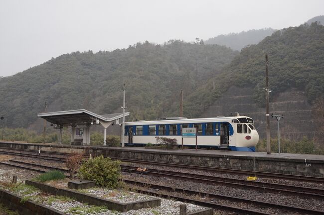 　近年、観光列車に力を入れているJR四国。誕生月なら「バースデーきっぷ」を利用できるので、とてもお安く観光列車の旅を楽しめます。そこで誕生月の１月の最終週、四国へ渡り３つの観光列車を満喫する旅に出てみました。<br /><br />https://4travel.jp/travelogue/11327179<br />↑高知の夜を楽しみ、２日ぶりの揺れないベッドでゆっくり熟睡。<br />　高知からは四国西岸をぐるりと回り、「新幹線」に乗って宇和島を目指しました。