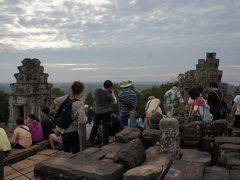 カンボジア シェムリアップ&タイ バンコク (5)プノン・バケンで夕日？