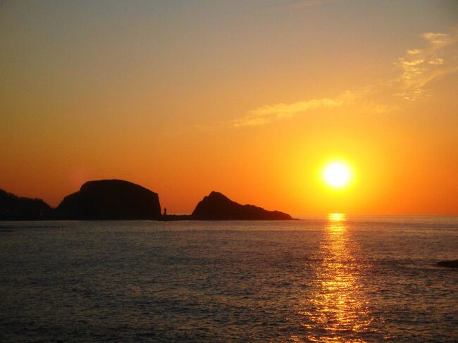 かねてからの念願だった知床への旅が実現しました。北海道も初めてです、広い大地、知床五湖で出会ったかわいいキタキツネ、エゾシカ、忘れられません。また、観光船で出かけたオホーツク海の波の厳しさと夕日の美しさも忘れないことでしょう。