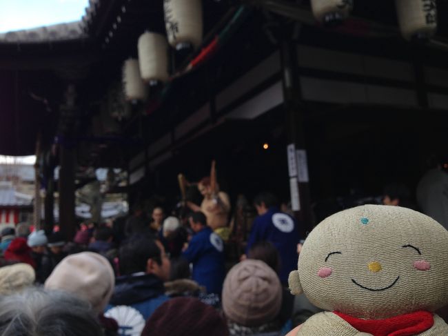 　京都の節分は何かイベントがないかと思っていたら、節分の四方（よも）参りというのが京都にあると聞いて行って来ました。御所の鬼門（東北）にある吉田神社と裏鬼門（南西）にある壬生寺と南東の八坂神社と北西の北野天満宮に節分のお参りをする事だそうです。ついでに昨日夜吉田神社の鬼に会えなかったので御所の隣の蘆山寺の鬼おどりを見て来ました