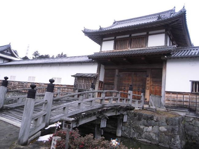 「出雲街道」紀行の二回目。お花見を津山城でしようと、寒波の厳しい時期に実施する。<br />雪の中を国道から離れた旧街道を歩き「因幡街道・平福宿」に立ち寄り、雪に映える景観を散策する。<br />「佐用宿」から旧街道沿いの旅館までの、厳冬の旅。<br />　　<br />　　http://ks5224.fc2web.com/iz02hp/iz02-1.html<br /><br />　　ＨＰ　http://ks5224.fc2web.com/