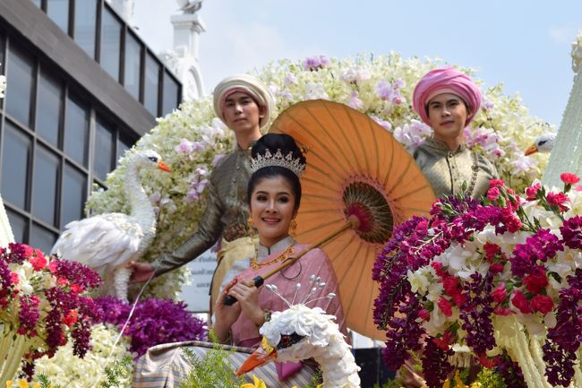 第４２回チェンマイ花祭り２０１８<br /><br />毎日が朝夕は涼しく、日昼は初夏のような好天の日が続くチェンマイの観光ハイシーズンの冬には１年で最も多く各種イベント・行事が開催され、街は大変賑わっています。