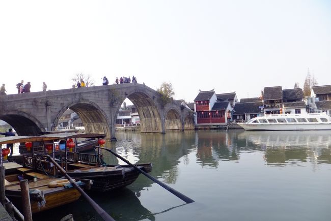 上海一人旅の4日目です。<br /><br />iPhoneとシムカードの不調さは相変わらず。<br /><br />でも、自分で作ったミッションはそれなりにクリアしてきました。<br />翌日は移動だけなので実質今日が最終日です。<br /><br />本日のミッション。<br /><br />1 地元の人しか行かない街の食堂でご飯を食べる(相変わらず)<br />2 朱家角に行って水郷を見る<br />3 紹興酒の専門店でちょっとだけお酒を買う<br />4 下町サイクリングを楽しむ<br /><br />この日のメインは朱家角。<br />当然ツアーなどは使わず、地道に高速バスを利用します。<br />マイペースですが楽しい行程でした。<br />