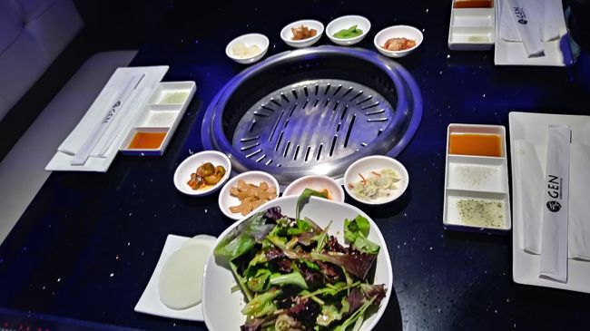 韓国焼肉がブームの我が家。なぜか年末から<br />月に二回は焼肉を食べに行っています。<br />理由は我が家のアメリカ組が　突如としてアジア料理に<br />目覚めた？ため。（今までは拒否してたのに！）<br />外食の際は国名で選んでいて　トップ３はアジア勢が<br />占めるという異変が起きていますが　もちろん私は<br />大歓迎！<br /><br />というわけで今回は2か月前ほどにオープンした<br />韓国焼肉GENをご紹介!<br />ヘンダーソンにもあるようですが　サハラ店は新しく<br />広い店内にバーも完備されています。<br /><br />Gen Korean BBQ<br />http://genkoreanbbq.com<br />5125 W. Sahara Ave. Las Vegas, NV 89146<br />Phone: (702)889-8990<br />営業時間 11:00am-12:00am<br />（ホリデーシーズンはお店に問い合わせてください）<br /><br /><br /><br /><br /><br /><br />