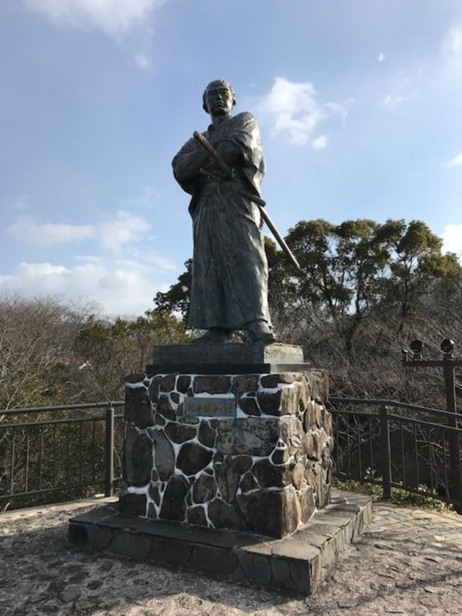 今回の旅行のマストは、私の大好きな長崎県川棚駅前にある「四次元パーラー あんでるせん」という喫茶店で毎日行われている超能力ショーを楽しむ事です。ここは、全国から著名人も含めて大勢来られています。今回で3度目の訪問ですがリピーターも多く、とてもびっくりするショーが見られます。<br />また、長崎のグルメも楽しみです。昼はチャンポンと皿うどんを楽しみ、夜は思案橋で新鮮な魚とクジラを肴に地元壱岐の麦焼酎を楽しみます。<br />観光は、明治維新150年を迎え「西郷どん」が話題ですが、長崎と言えば明治維新の立役者のひとり「坂本龍馬」。半日ですが龍馬ゆかりの地を巡ります。